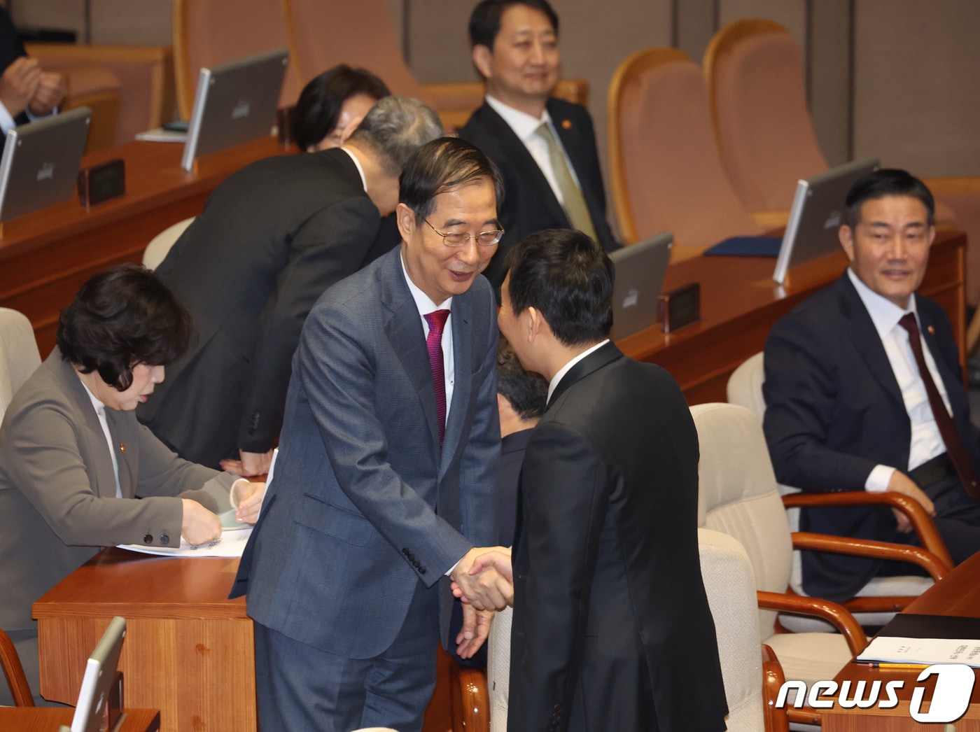 한덕수 국무총리가 21일 서울 여의도 국회 본회의장에서 열린 제413회국회&#40;임시회&#41; 3차 본회의에서 의원들과 인사를 나누고 있다. 2024.2.21/뉴스1 ⓒ News1 송원영 기자