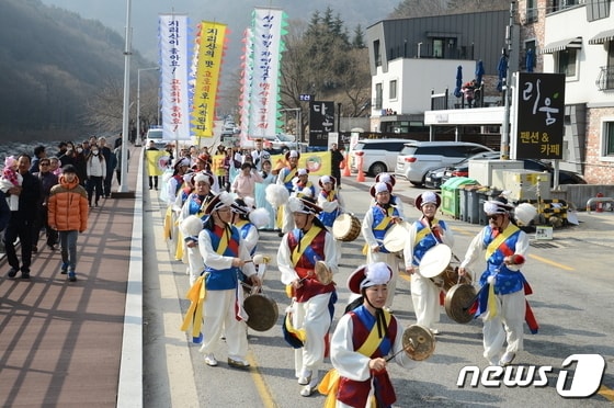 지리산 뱀사골 고로쇠 약수 축제 모습. 제36회 고로쇠 약수 축제는 3월2일 전북 남원시 산내면 뱀사골 일원에서 열린다./뉴스1