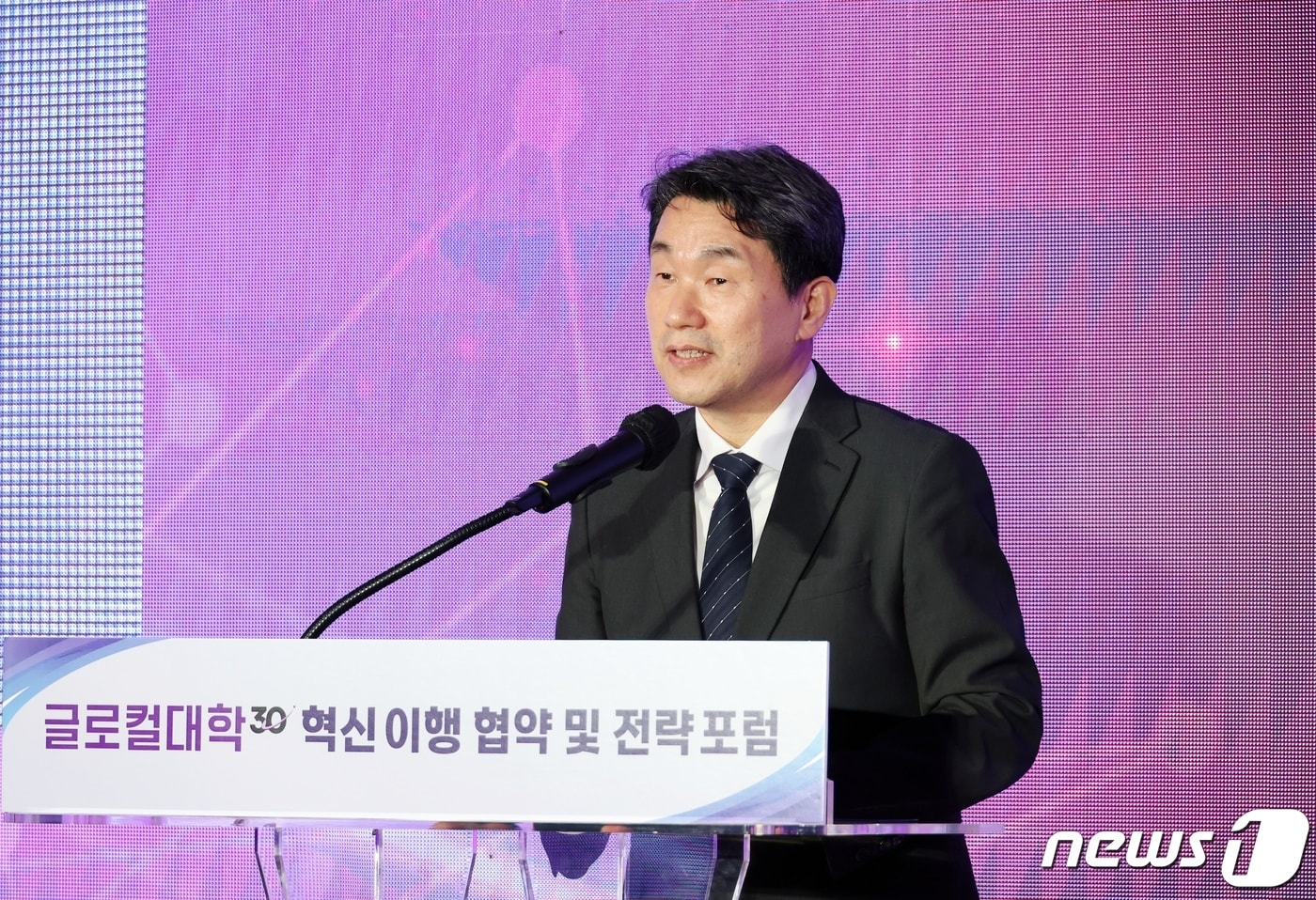 이주호 사회부총리 겸 교육부 장관이 지난해 2월 21일 오후 충북대학교에서 열린 글로컬대학 혁신 이행 협약·전략 포럼에서 인사말을 하고 있다. (교육부 제공) /뉴스1