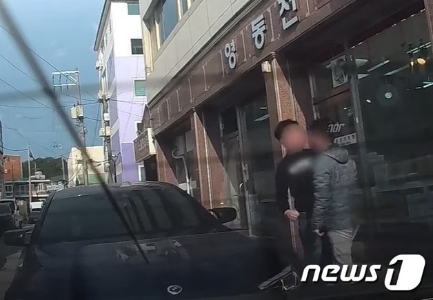 앞차에 경적을 울려댄 남성이 시비가 붙자 앞차 운전자에게 배치기를 하고 있다. (유튜브 '한문철 TV' 갈무리) /뉴스1