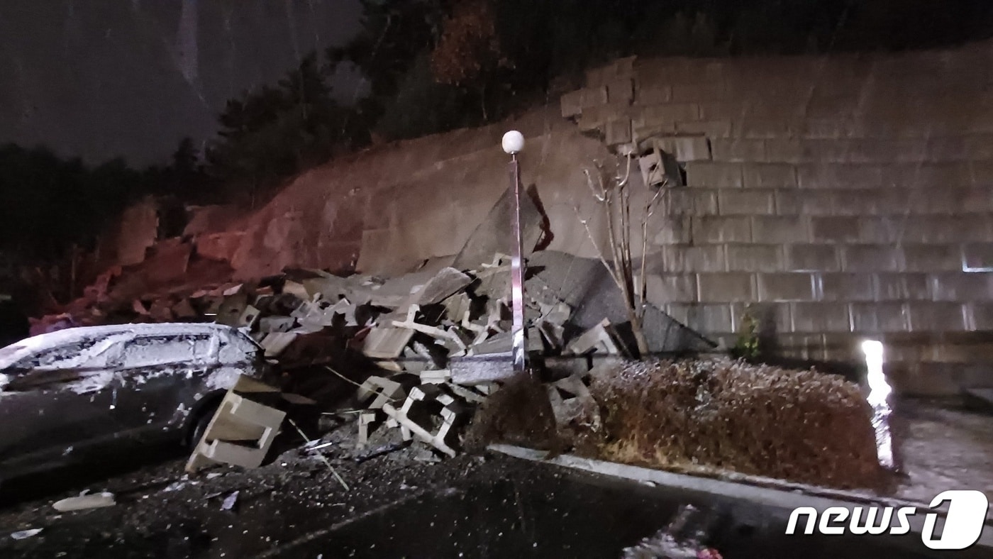 22일 오전 3시 20분께 충남 태안군 태안읍 한 아파트 단지 내 주차장 주변 옹벽이 무너져 차량 9대가 파손됐다. (태안소방 제공) 2024.2.22 /뉴스1 ⓒ News1 김기태 기자