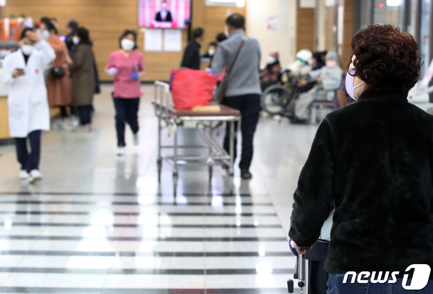 대구경북보건복지단체연대회의는 22일 성명에서 "의대 증원을 거부하는 전공의 집단행동은 명분이 없다"고 지적했다. 전공의 집단 진료거부 사태가 사흘째 이어진 22일 대구 시내 한 대학병원에서 환자들이 진료를 기다리고 있다. 2024.2.22/뉴스1 ⓒ News1 공정식 기자