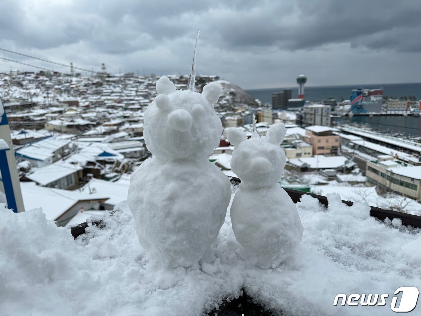 강원 동해시 묵호동 산재골에 눈사람이 만들어져 있다. &#40;동해시 제공&#41; 2024.2.23/뉴스1 