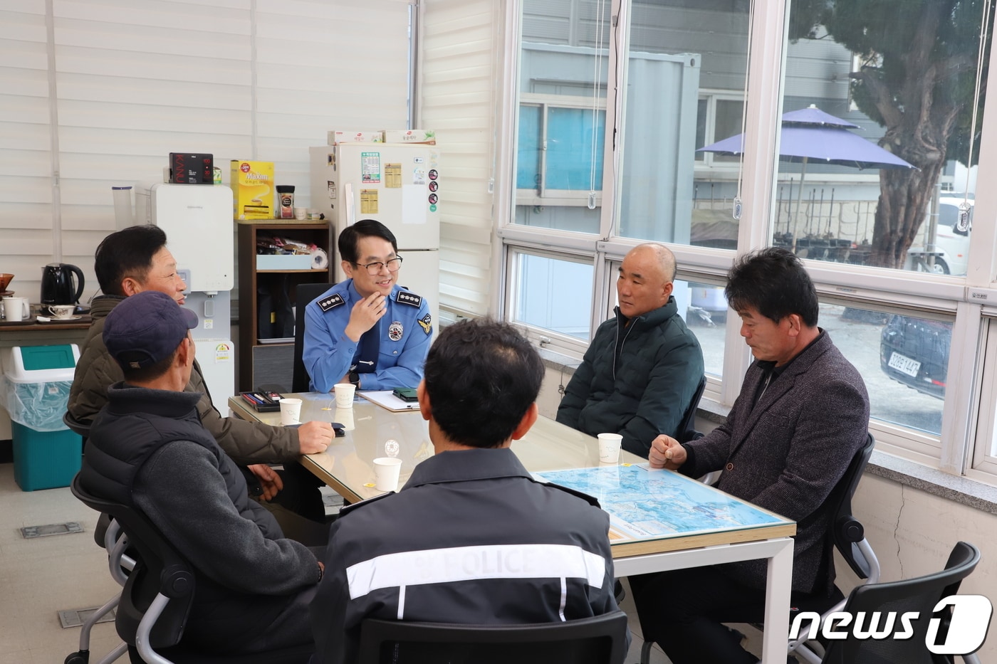 김형민 부산해경서장&#40;파란색 셔츠&#41; 과 민간해양구조대원들이 간담회를 가지고 있다. &#40;부산해경 제공&#41;