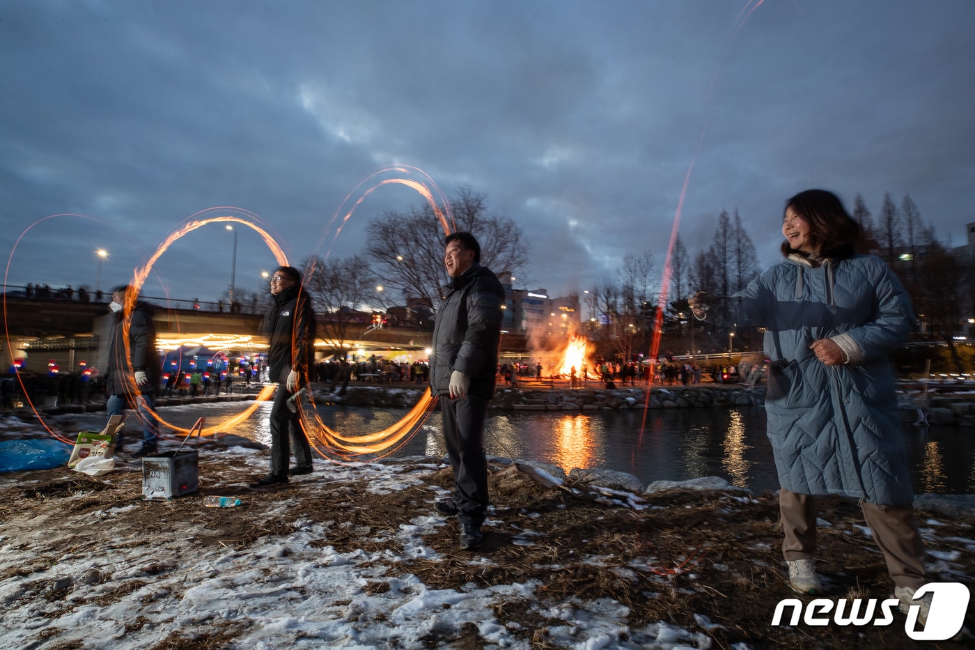 23일 서울 양재천 영동1교 하부에서 열린 서초구 제15회 정월대보름 달맞이 축제. 2024.2.23/뉴스1 ⓒ News1 유승관 기자