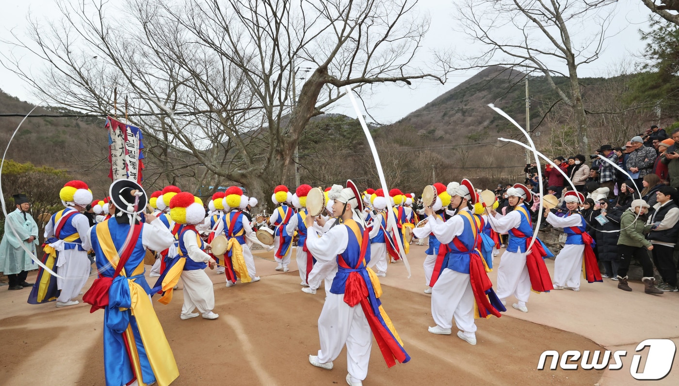 24일 전북 임실군 강진면 필봉마을에서 열린 '제43회 필봉정월대보름굿'행사를 찾은 참석자들이 새해의 풍년과 안녕을 기원하며 대보름굿을 즐기고 있다. (임실군제공) 2024.2.24/뉴스1 ⓒ News1 장수영 기자
