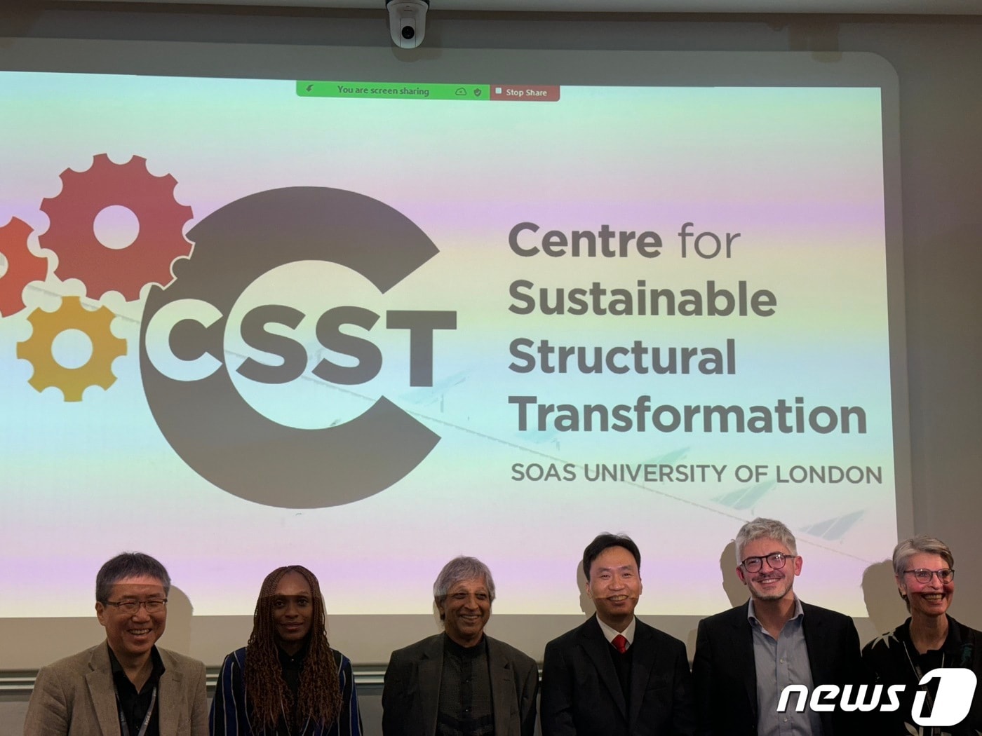   (왼쪽부터) 장하준 런던대학교 SOAS 교수, 오모볼라 존슨(Omobola Johnson) TLCOM 캐피탈 수석 파트너, 아담 하빕(Adam Habib) 런던대학교 SOAS 총장, 박성규 HMG경영연구원 상무, 안토니오 안드레오니(Antonio Andreoni) 런던대학교 SOAS 교수, 엘리사 반 와이언버그(Elisa Van Waeyenberge) 런던대학교 SOAS 경상대 학장이 기념 사진을 촬영하는 모습. (현대차그룹 제공)