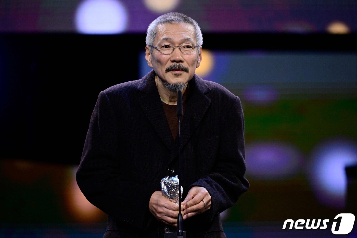 홍상수 감독이 24일(현지시간) 베를린에서 열린 제74회 베를린 영화제에서 영화 '여행자의 필요'로 2번째 은곰상 심사위원 대상을 수상한 뒤 소감을 말하고 있다. 2024. 2. 25 ⓒ AFP=뉴스1