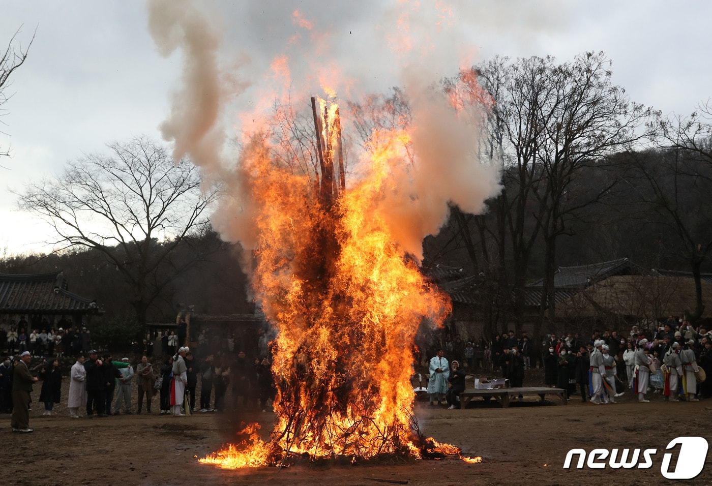 25일 오후 경기 용인시 기흥구 한국민속촌에서 열린 정원대보름 달집태우기 행사에서 시민들이 타오르는 달집을 바라보며 소원을 빌고 있다. 2023.2.25 ⓒ 뉴스1 김영운 기자