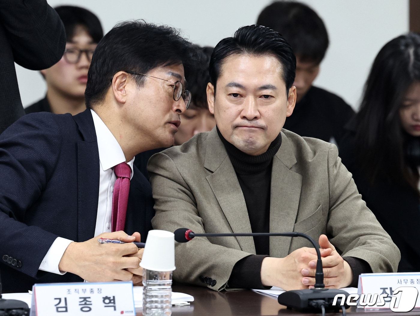 국민의힘 장동혁 사무총장(오른쪽)과 김종혁 조직부총장이 2024년 2월 26일 오전 서울 여의도 중앙당사에서 열린 비대위회의에서 귀엣말을 나누고 있다. 2024.2.26/뉴스1 ⓒ News1 구윤성 기자