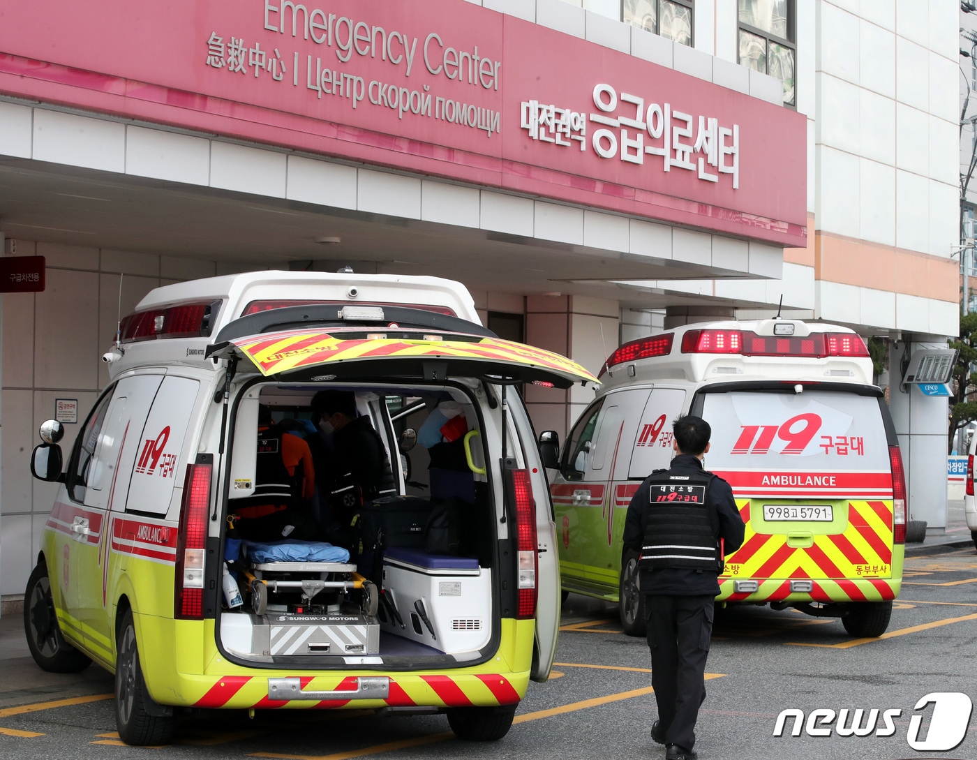 정부의 의대 정원 증원에 반발한 전공의들이 집단 이탈을 시작한지 일주일째인 26일 대전 한 상급병원 응급의료센터에 앞에 119구급대원이 이동하고 있다. 2024.2.26/뉴스1 ⓒ News1 김기태 기자