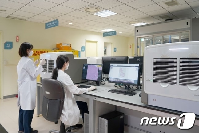 양산부산대병원 의료진이 디지털병리시스템 사용하고 있다. (양산부산대병원 제공)