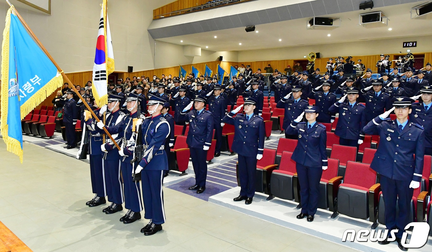 영진전문대 공군 부사관학군단 38명이 제8기 임관식을 통해 신임 하사로 임관됐다. &#40;영진전문대 제공&#41;