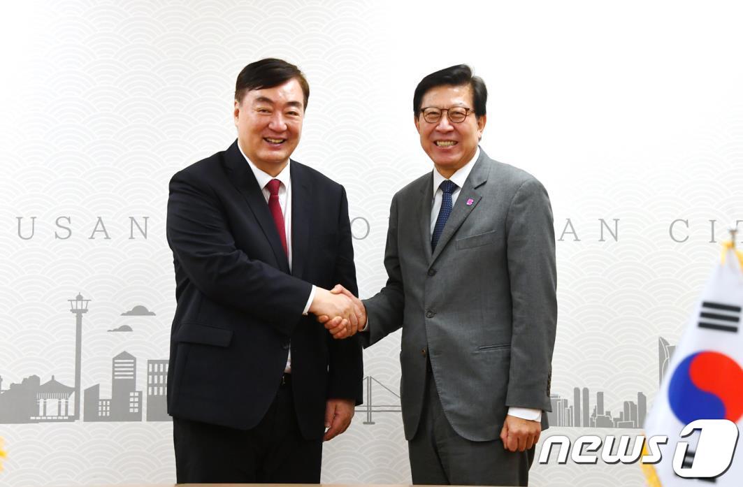 26일 오전 부산시청에서 싱하이밍 주한중국대사와 박형준 부산시장(오른쪽)이 접견 후 기념사진을 찍고 있다(부산시청 제공)