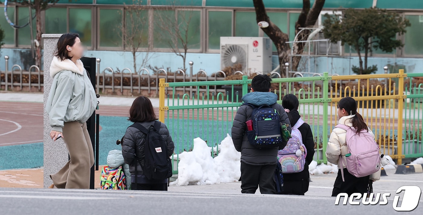 윤석열 대통령의 늘봄학교 관련 중앙지방협력회의를 앞둔 27일 오전 서울 시내 한 초등학교에서 학생들이 등교를 하고 있다.  2024.2.27/뉴스1 ⓒ News1 김성진 기자