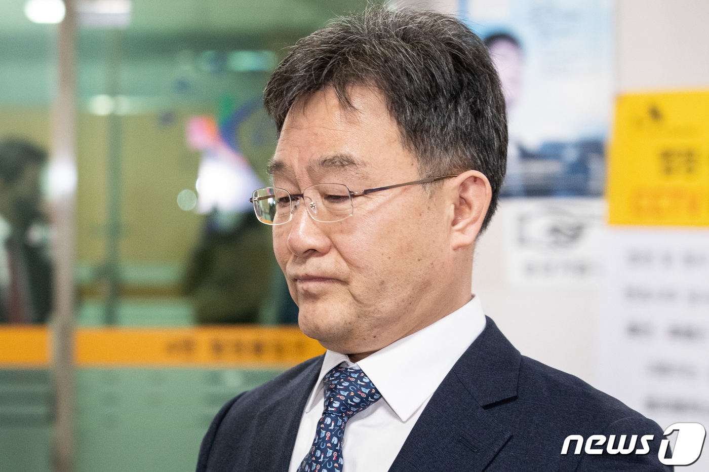 김만배 씨가 2024년 2월 27일 서울 서초구 중앙지방법원에서 열린 '대장동 로비 의혹' 특정범죄가중처벌등에관한법률 위반(뇌물) 등 2심 공판준비기일을 마친 후 법정을 나서고 있는 모습. 2024.2.27/뉴스1 ⓒ News1 유승관 기자