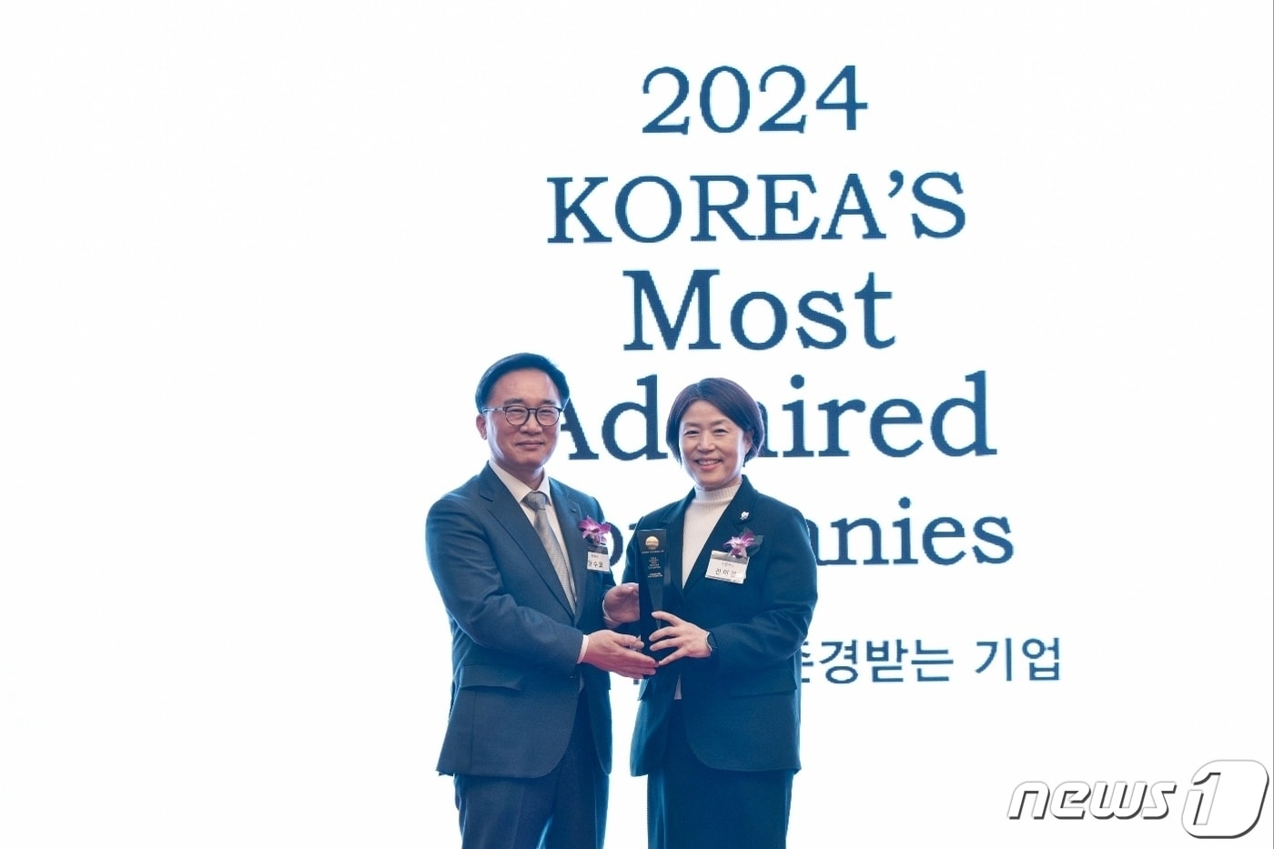 신한카드(사장 문동권)는 한국능률협회컨설팅(KMAC)이 실시한 ‘2024 한국에서 가장 존경받는 기업’ 조사에서 17년 연속 신용카드 산업부문 1위 및 9년 연속 전체 산업에서 존경받는 ‘올스타(All Star)’ 기업에 선정됐다고 28일 밝혔다. 27일 서울 여의도 콘래드 호텔에서 개최된 인증식에서 진미경 신한카드 소비자보호본부장(오른쪽)이 한국능률협회컨설팅 한수희 대표이사와 기념 촬영을 하고 있다/사진제공=신한카드