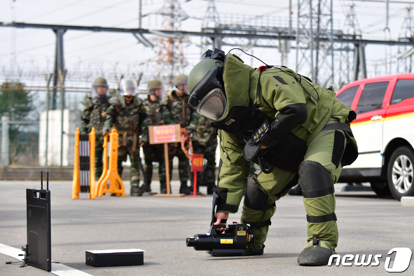 28일 오후 경북 포항시 남구 한국전력공사 포항전력지사에서 실시된 민관군경 합동 대테러 훈련에서 해병대 폭발물 처리요원이 가상의 폭발물을 확인하고 있다. 2024.2.28/뉴스1 ⓒ News1 최창호 기자