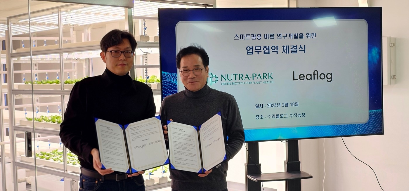 백영택 리플로그 대표(왼쪽)과 황성기 뉴트라파크 대표. (뉴트라파크, 리플로그 제공) 2024.02.28 /뉴스1