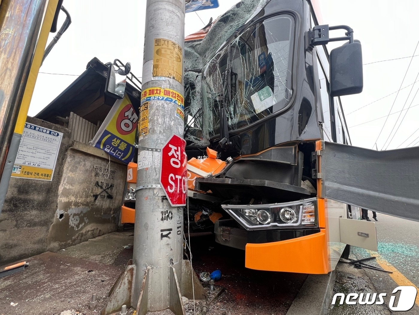 29일 오전 9시10분께 전북 군산시 서수면의 한 도로에서 시내버스가 도로 이정표를 들이받는 사고가 발생했다.&#40;독자제공&#41;2024.2.29/뉴스1