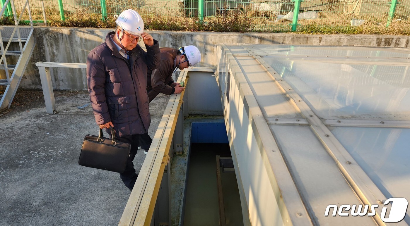 지난해 11월 한강유역환경청 기술자문위원회가 서울 탄천 물재생센터의 시설을 점검하고 있다.(한강청 제공)