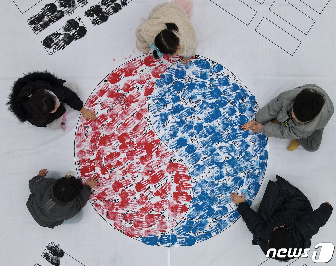 3.1절을 하루 앞둔 29일 충남 천안 동남구 병천면 유관순열사 사적지에서 열린 아우내 봉화제에 앞서 어린이들이 '나라사랑 손도장 태극기 100만 챌린지'를 하고 있다./뉴스1 ⓒ News1 김기태 기자