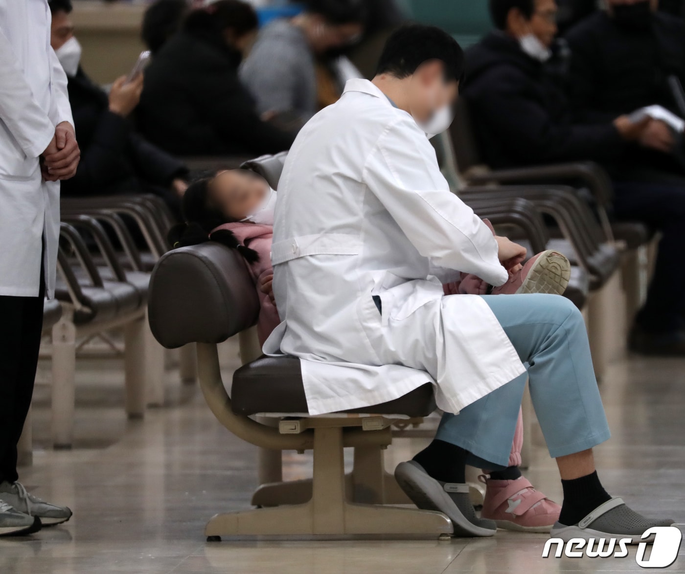 정부가 의대 정원 확대에 반발해 병원을 집단 이탈한 전공의들에게 제시한 복귀 시한 마지막날인 29일 오후 부산 서구 부산대병원에서 의료진이 한 아이를 돌보고 있다. 2024.2.29/뉴스1 ⓒ News1 윤일지 기자