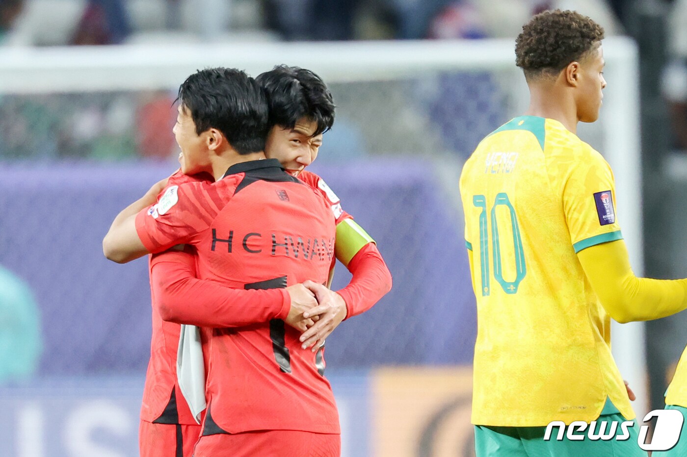 대한민국 손흥민과 황희찬이 2일(현지시간) 카타르 알와크라 알자누브 스타디움에서 열린 2023 아시아축구연맹(AFC) 카타르 아시안컵 8강전 호주와 대한민국의 경기에서 연장 접전 끝에 2대1로 승리를 거둬 4강 진출을 확정 지은 뒤 기뻐하며 얼싸안고 있다. 2024.2.3/뉴스1 ⓒ News1 김성진 기자