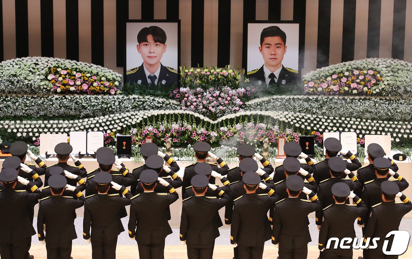 경북 문경 육가공 공장 화재 현장에서 순직한 故 김수광 소방장과 故 박수훈 소방교의 영결식이 3일 오전 경북도청 동락관에서 엄수됐다. 동료 소방관들이 순직 소방관을 향해 마지막 경례를 하고 있다. 2024.2.3/뉴스1 ⓒ News1 공정식 기자