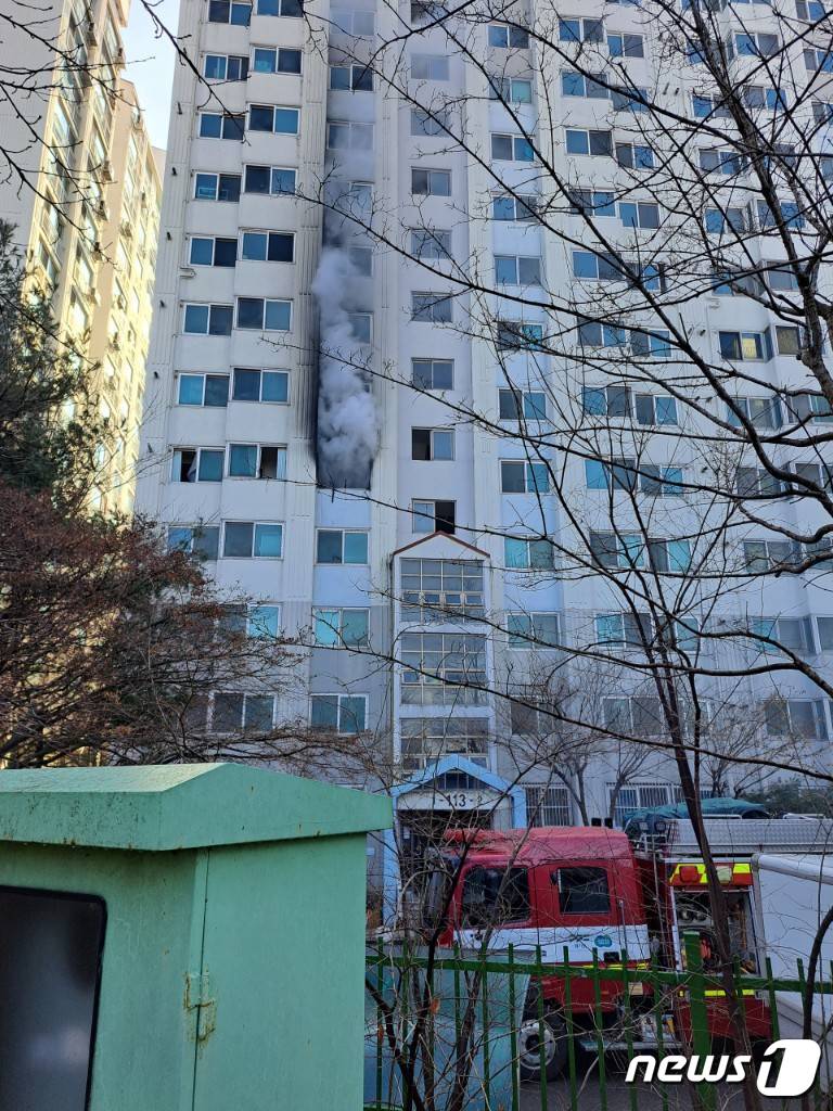 4일 오전 10시37분께 경기 안성시 금광면의 15층짜리 아파트 5층에서 불이 나 1명이 부상 당했다. (사진=경기도소방재난본부)