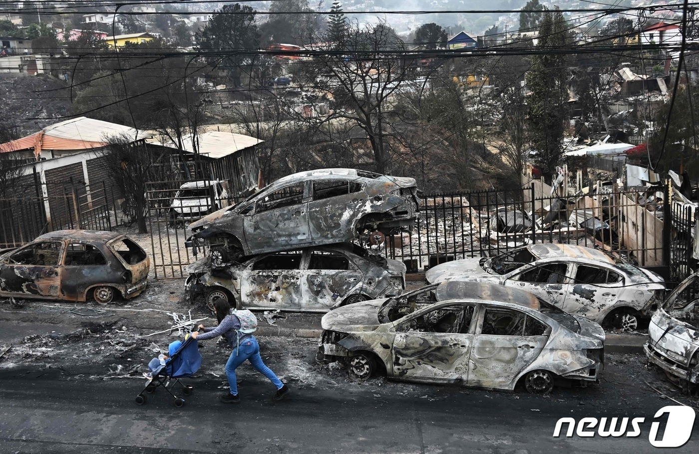 4일 &#40;현지시간&#41; 산불이 덮쳐 &#39;역대급 참사&#39;가 발생한 칠레 발파라이소주 비냐델마르에서 불에 탄 채 방치된 차량들이 보인다. 2024.2.5 ⓒ AFP=뉴스1 ⓒ News1 우동명 기자