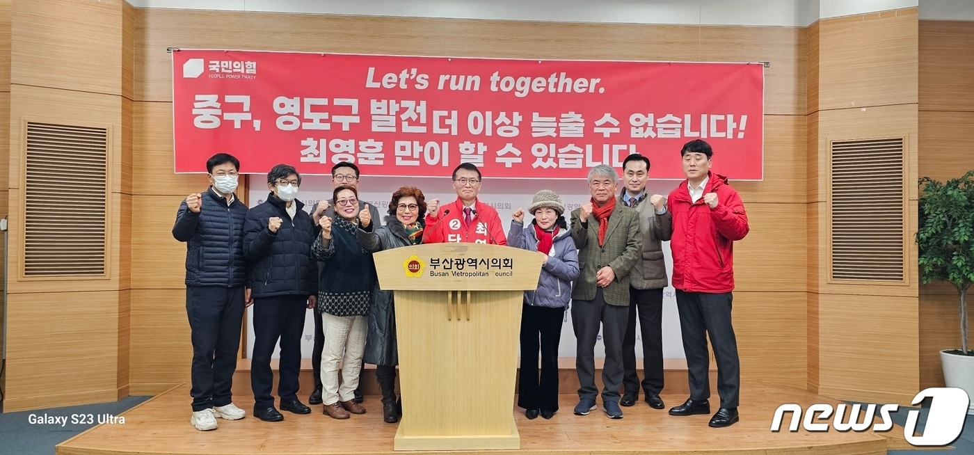 최영훈 전 동아일보 편집국장이 5일 오전 부산시의회 브리핑룸에서 출마기자회견을 하고 있다(최영훈 캠프 제공)