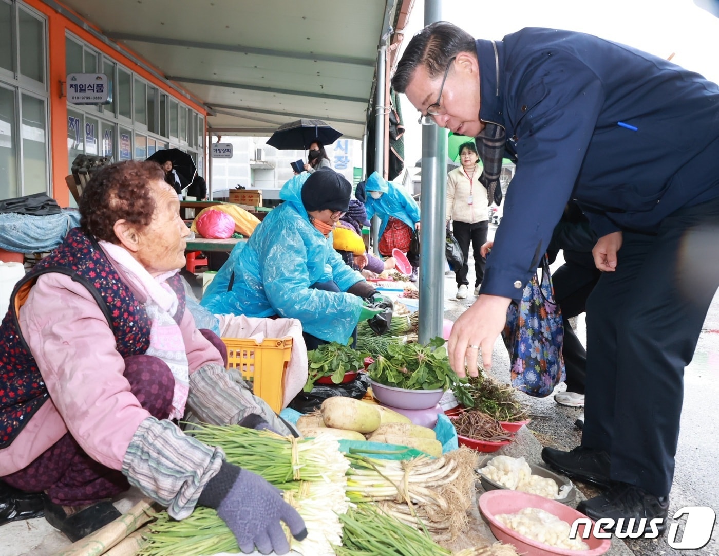 진병영 함양군수(오른쪽)가 5일 전통시장을 방문해 상인들과 대화를 나누고 있다(함양군 제공). 2024.2.5