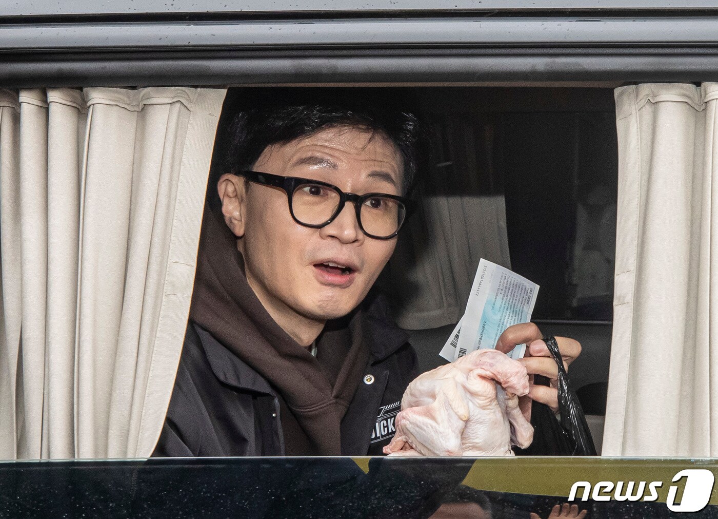 한동훈 국민의힘 비상대책위원장이 5일 서울 동대문구 경동시장에서 지지자들에게 인사하고 있다. (공동취재) 2024.2.5/뉴스1 ⓒ News1 임세영 기자