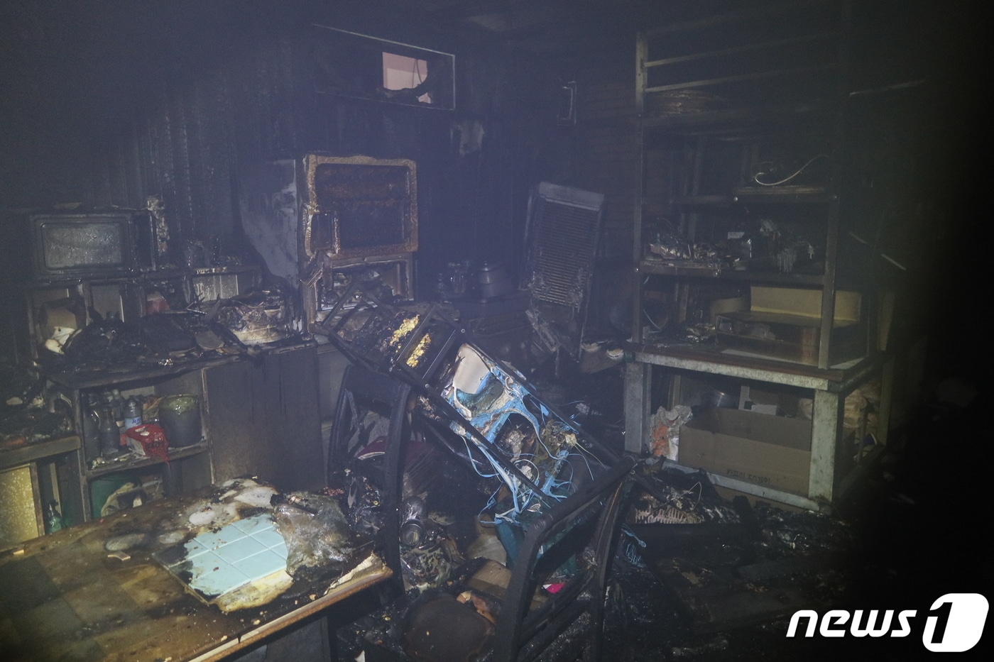 불이난 부산 남구의 한 싱크대 제조공장. (부산소방재난본부 제공)