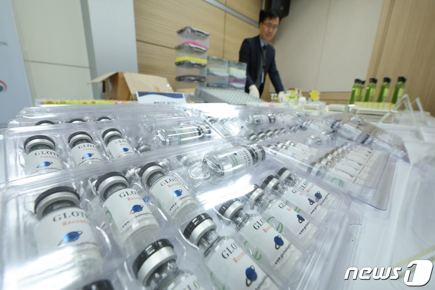 6일 서울 서울 양천구 서울지방식품의약품안전청에서 직원들이 불법 제조한 스테로이드제제를 살펴보고 있다. 2024.2.6/뉴스1 ⓒ News1 신웅수 기자