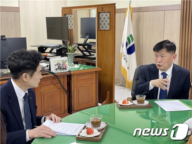 서동용 의원&#40;오른쪽&#41;이 김대중 전남교육감과 3월 교육부가 발표하는 교육발전특구 지정 방안에 대해 논의했다&#40;서동용 의원 제공&#41;2024.2.6/