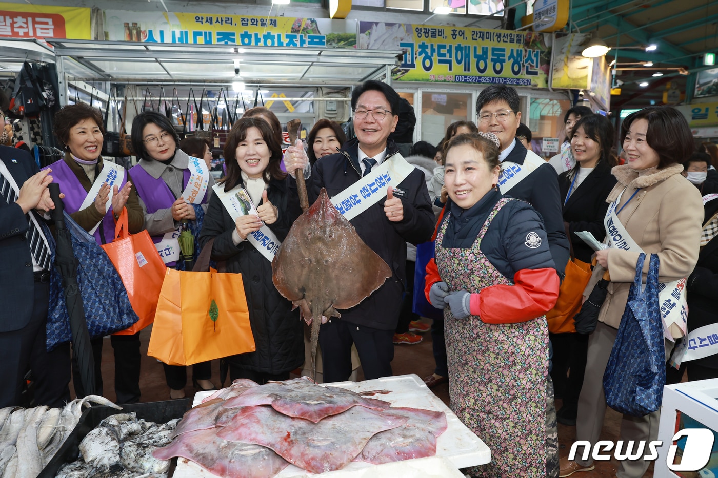  전북 고창군이 설 명절을 앞두고 6일 고창전통시장에서 ‘설 명절맞이 전통시장 장보기 행사를 진행했다. 심덕섭 군수와 부인 용경남 여사가 전통시장에서 장을 보고 있다.&#40;고창군 제공&#41;2024.2.6/뉴스1