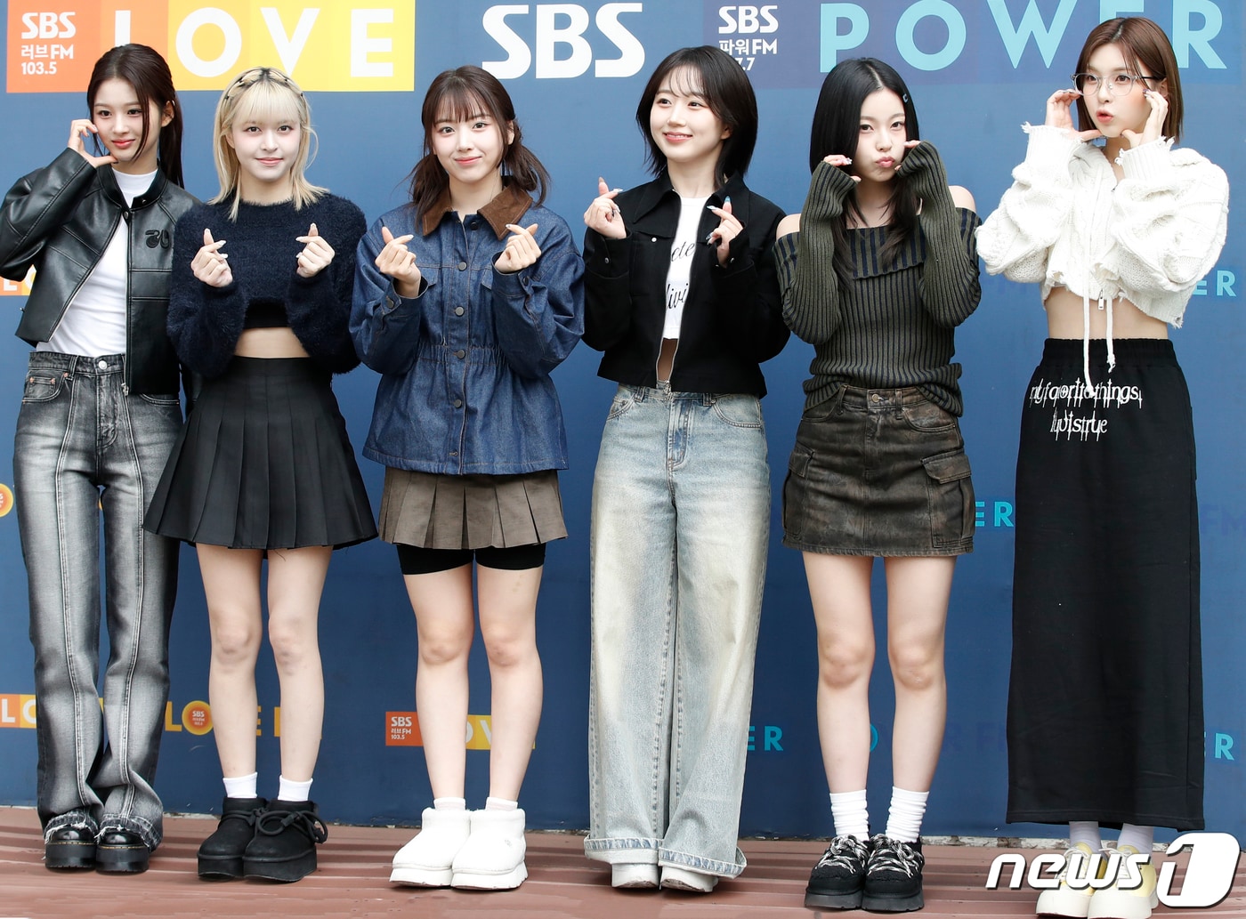 엔믹스가 라디오 ‘두시탈출 컬투쇼’를 위해 6일 오후 서울 양천구 목동 SBS방송국에 도착해 인사를 하고 있다. 2024.2.6/뉴스1 ⓒ News1 권현진 기자