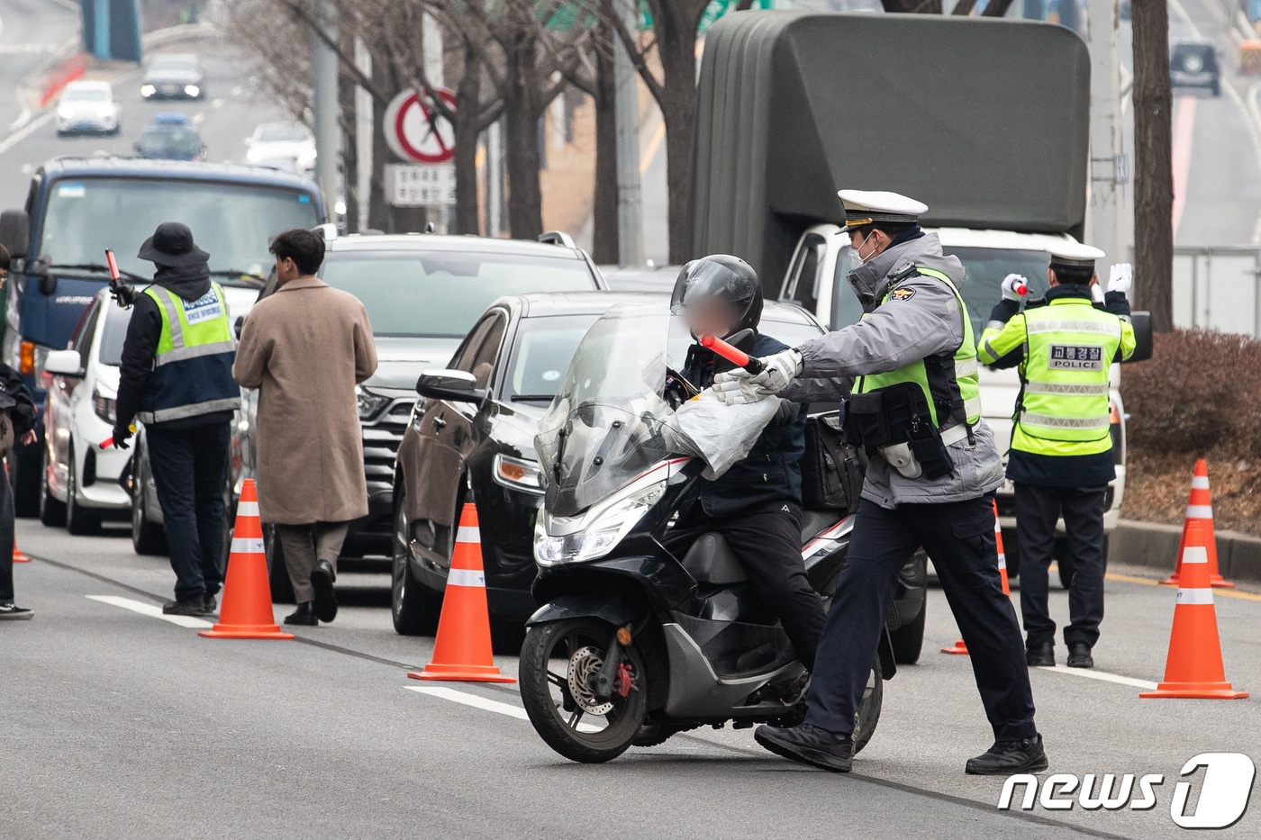경찰이 지난해 2월 6일 서울 양재대로에서 이륜·화물차 불법행위 합동단속을 실시, 자동차 전용도로에 진입한 이륜차를 단속하고 있다. 2024.2.6/뉴스1 ⓒ News1 유승관 기자