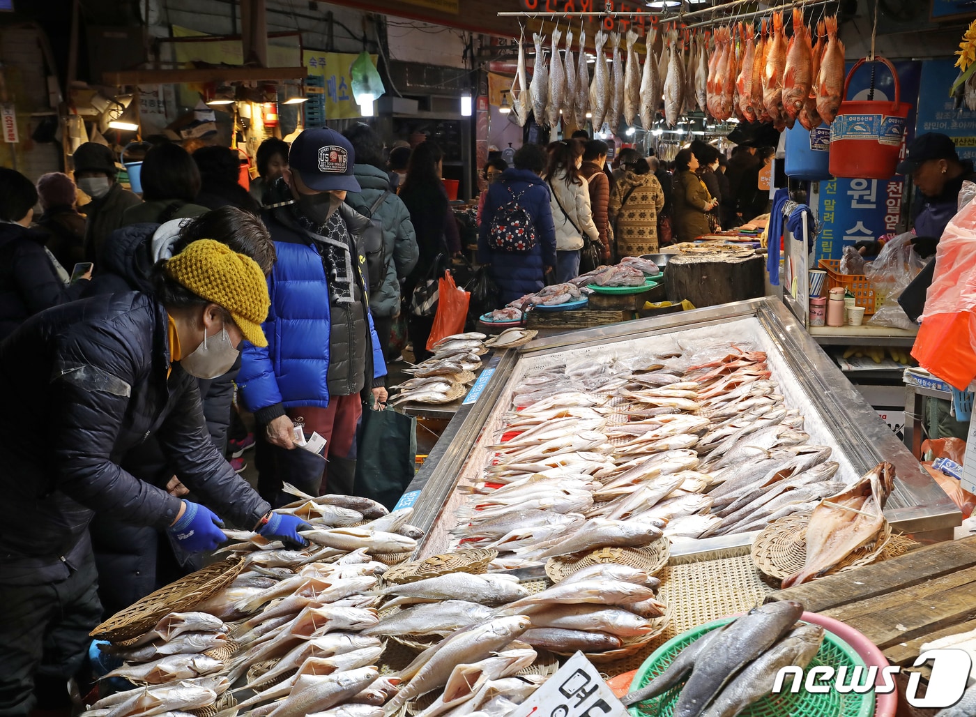 설 명절 연휴를 앞둔 2월6일 오후 부산 부산진구 부전시장을 찾은 시민들이 제수용품을 구입하고 있다. 2024.2.6/뉴스1 ⓒ News1 윤일지 기자