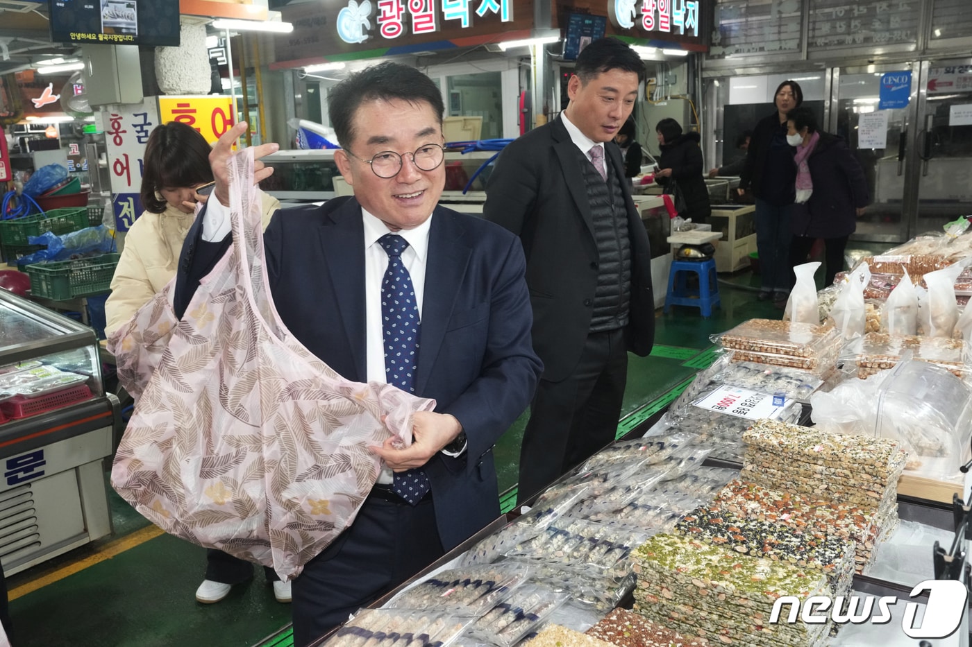 정무창 광주시의회 의장이 6일 광주 광산구 월곡시장에서 설 제수용품을 구입하고 있다.&#40;광주시의회 제공&#41;2024.2.6/뉴스1 