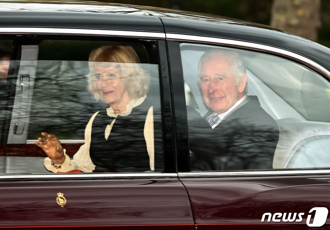6일(현지시간) 영국 런던의 클래런스 하우스를 떠나며 찰스 3세와 카밀라 왕비가 손을 흔들고 있다. ⓒ AFP=뉴스1