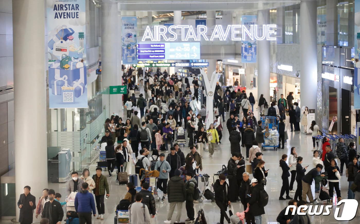 설 연휴를 하루 앞둔 2월8일 인천국제공항 제1여객터미널 면세점이 이용객들로 붐비고 있다. 2024.2.8/뉴스1 ⓒ News1 권현진 기자