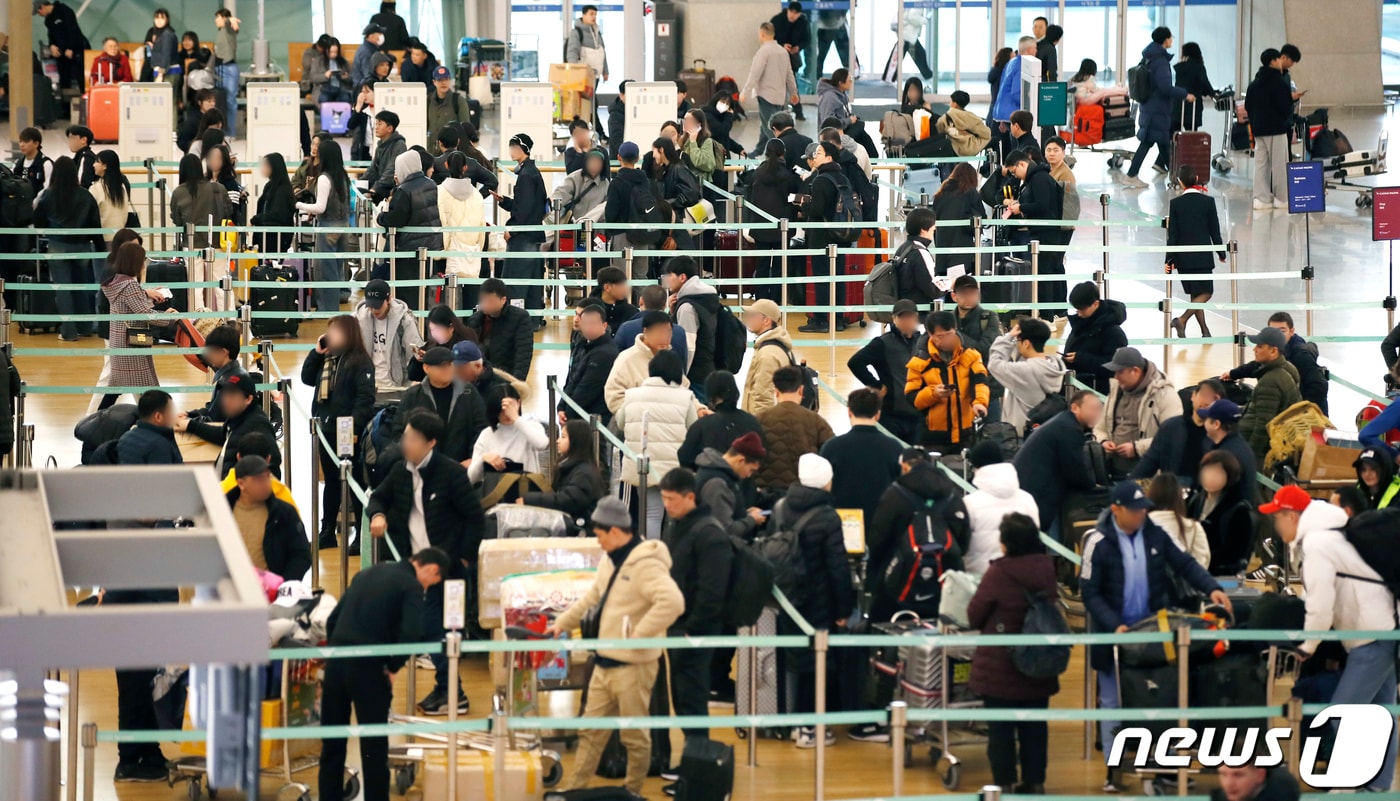 설 연휴를 하루 앞둔 8일 인천국제공항 제1여객터미널 출국장이 이용객들로 붐비고 있다.ⓒ News1 권현진 기자