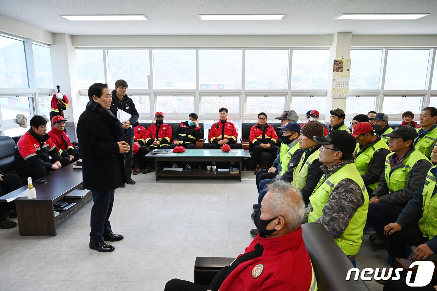 성낙인 경남 창녕군수가 8일 산불 전문지화대 근무자들을 만나 근무 애로사항 등을 청취했다. &#40;창녕군 제공&#41;