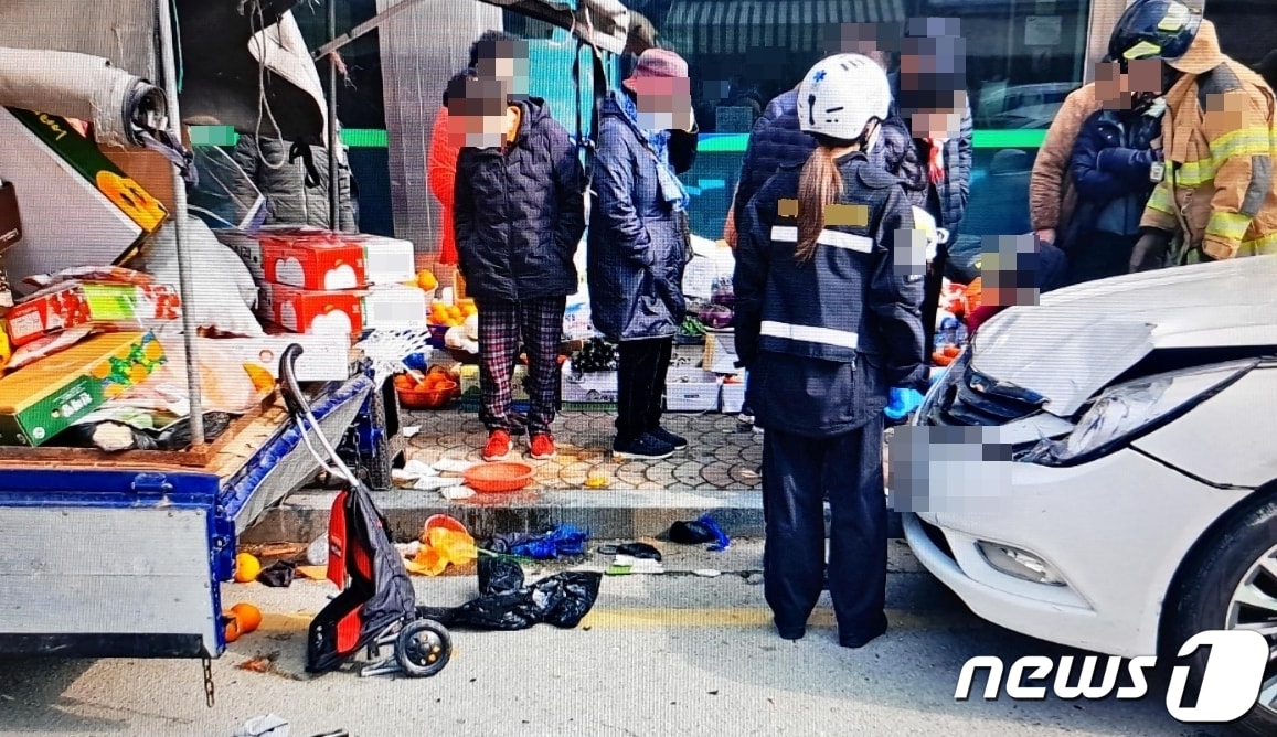 8일 전북 김제경찰서와 전북소방에 따르면 이날 오후 1시11분께 김제시 요촌동의 한 전통시장 인근 도로에서 A씨&#40;60대&#41;가 몰던 소나타 승용차가 정차돼 있던 1톤 트럭과 행인을 들이받았다.&#40;김제경찰서 제공&#41;2024.2.8/뉴스1