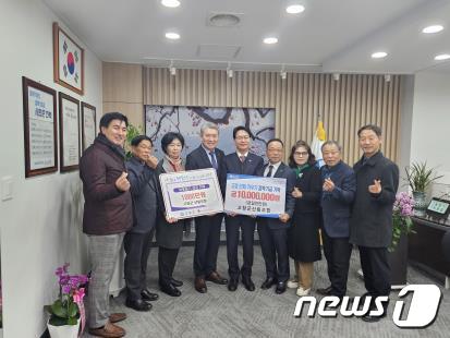 전북 고창군산림조합&#40;조합장 김영건&#41; 임직원들이 심덕섭 고창군수를 방문하고 이웃돕기 성금과 고창군 인재 육성을 위한 장학금 2000만원을 기탁하고 있다.&#40;고창군 제공&#41;2024.2.9/뉴스1