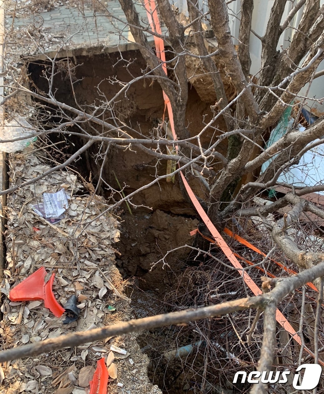 9일 오후 강원 원주시 싱크홀 발생 현장.(독자 제공) 2024.2.9/뉴스1