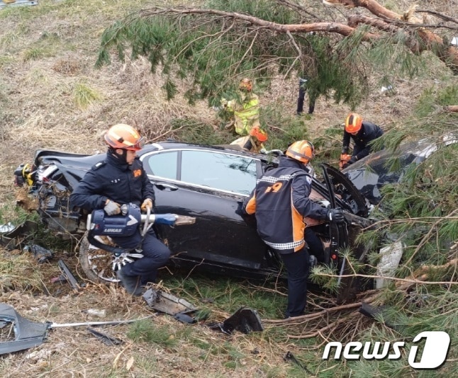  충남 서산군 운산면 서해안고속도로 교통사고 현장. (서산소방서 제공) / 뉴스1